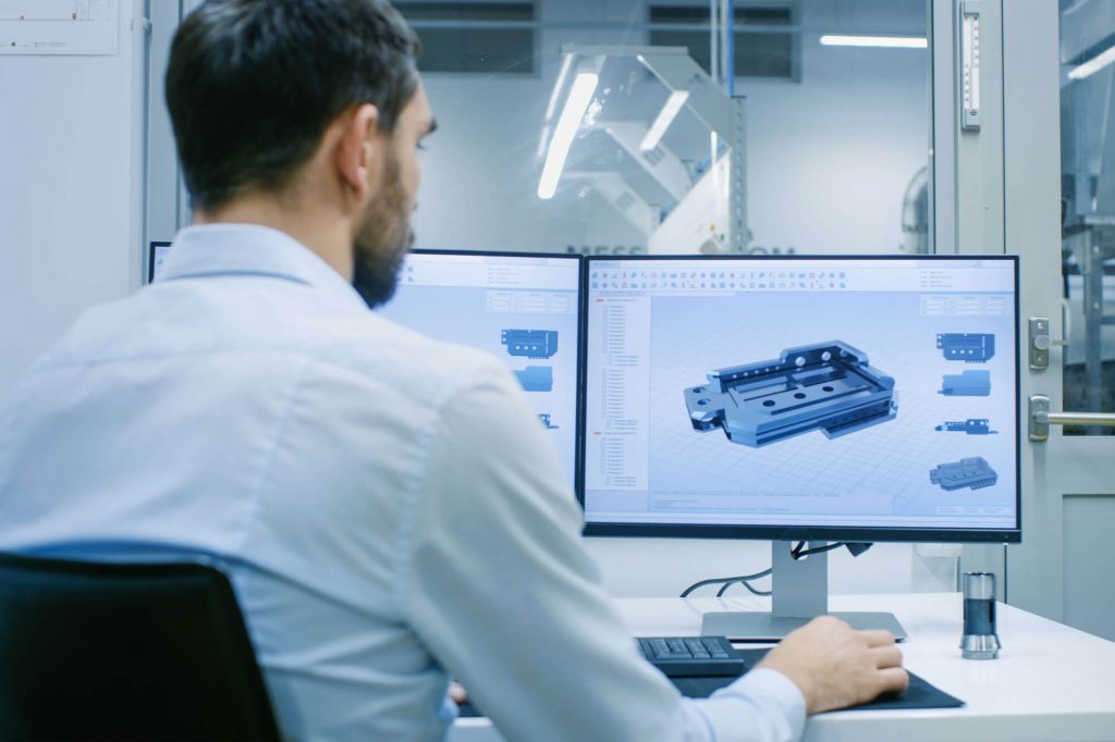 Ingeniero trabajando en el diseño de un producto asistido por computadora