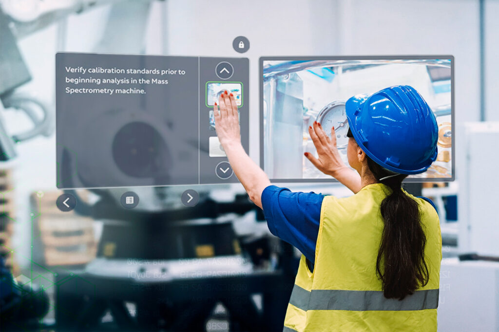Técnico usando realidad aumentada para seguir un procedimiento industrial